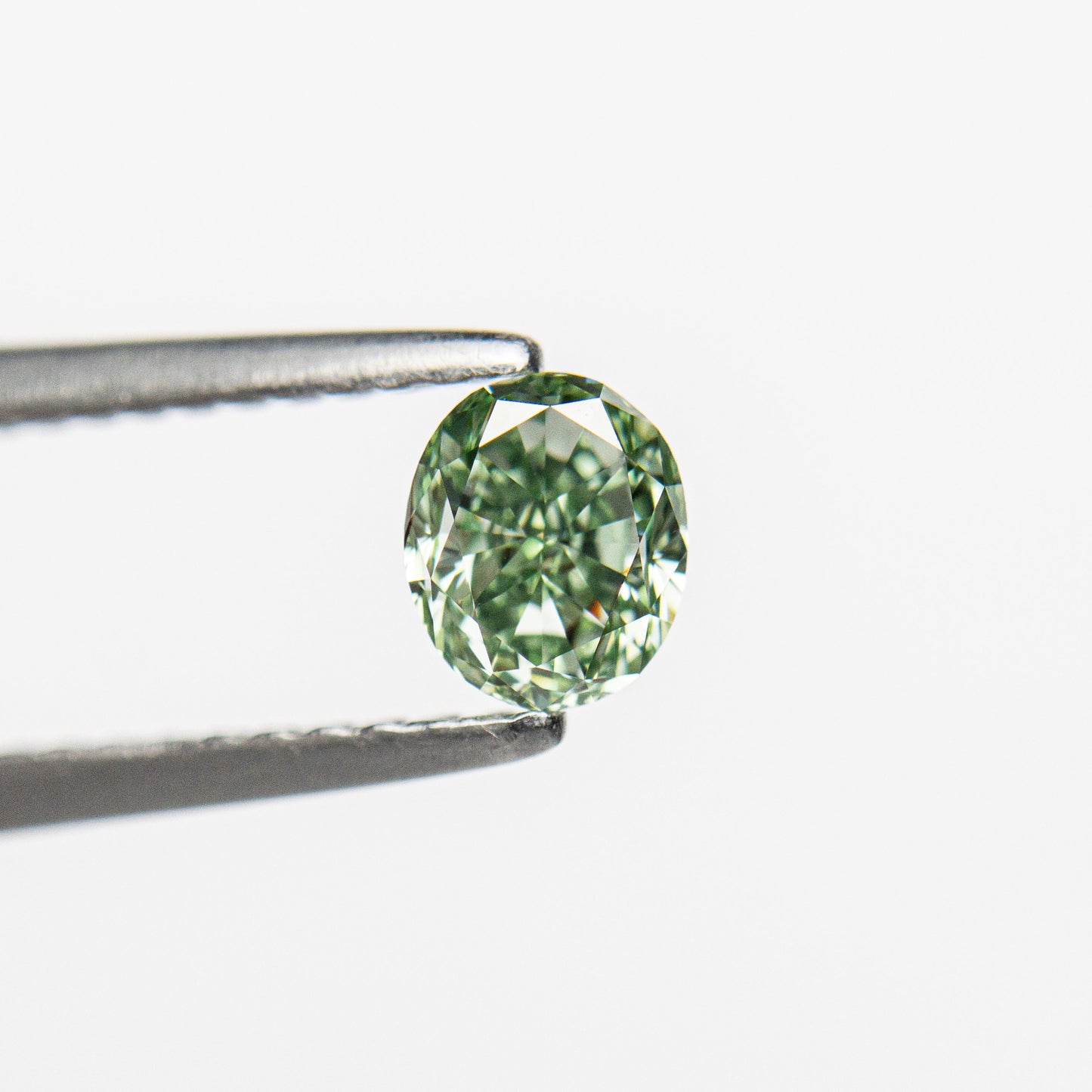 0.46ct 4.71x3.96x2.93mm GIA VS2 ファンシー ビビッド グリーン オーバル ブリリアント 24135-01