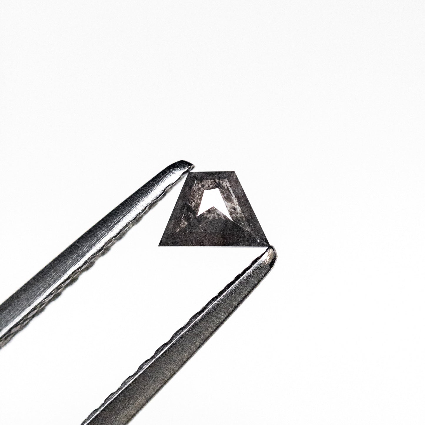 0.13カラット 2.92x4.20x1.19mm 台形ローズカット 19043-01