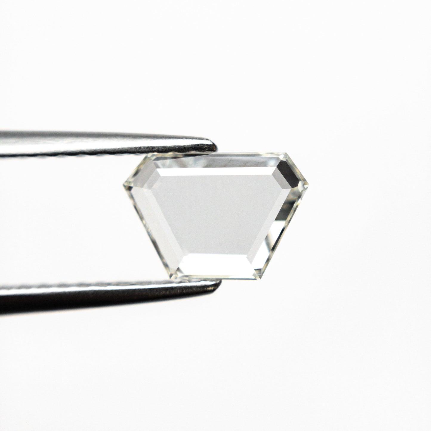 0.70ct 8.03x5.43x1.51mm VVS2 J 台形 ポートレート カット 19854-23