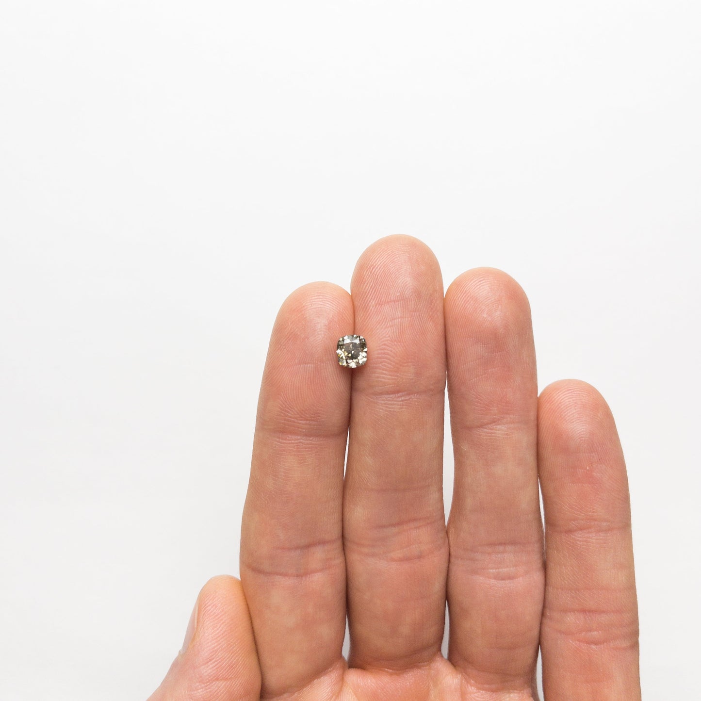 1.01ct 5.22x5.59x3.90mm ファンシー グレー クッション ブリリアント 19913-02