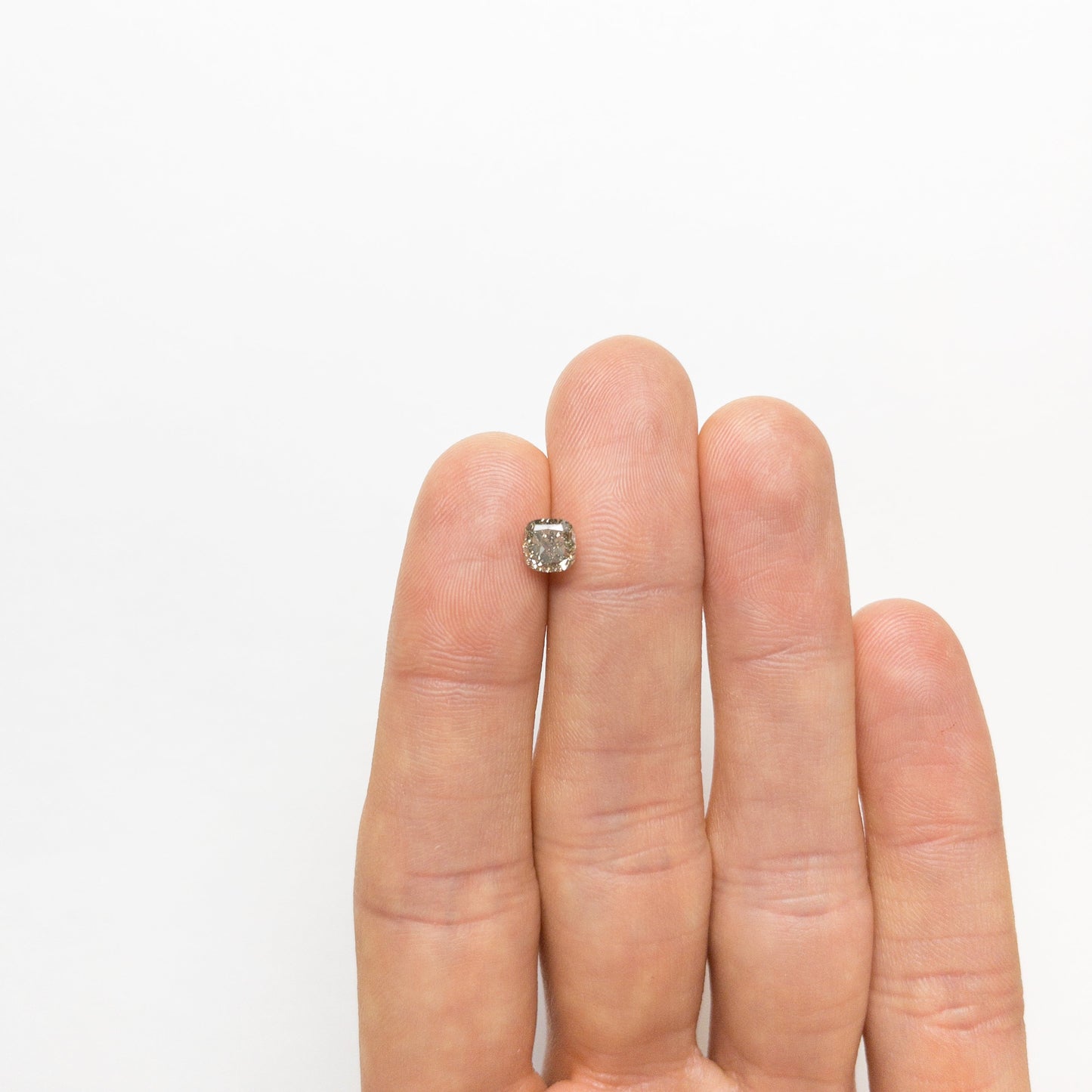 1.10ct 5.60x5.49x3.71mm ファンシー グレー クッション ブリリアント 19913-09