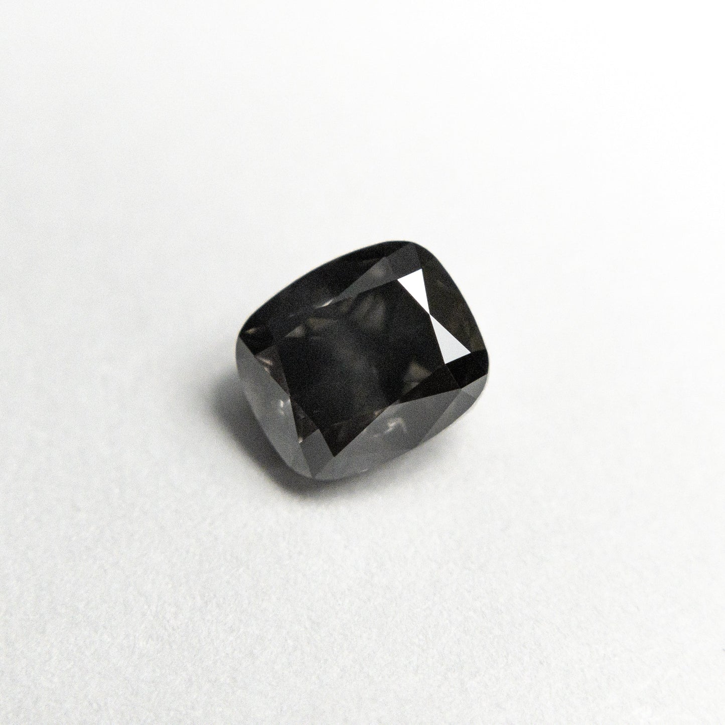 0.73ct 5.28x4.54x3.21mm SI2 ファンシー ダーク グレー クッション ブリリアント 19923-10