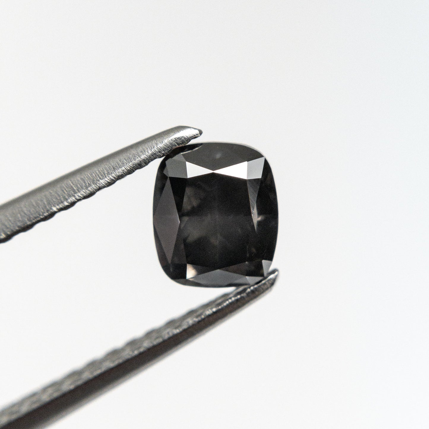 0.73ct 5.28x4.54x3.21mm SI2 ファンシー ダーク グレー クッション ブリリアント 19923-10