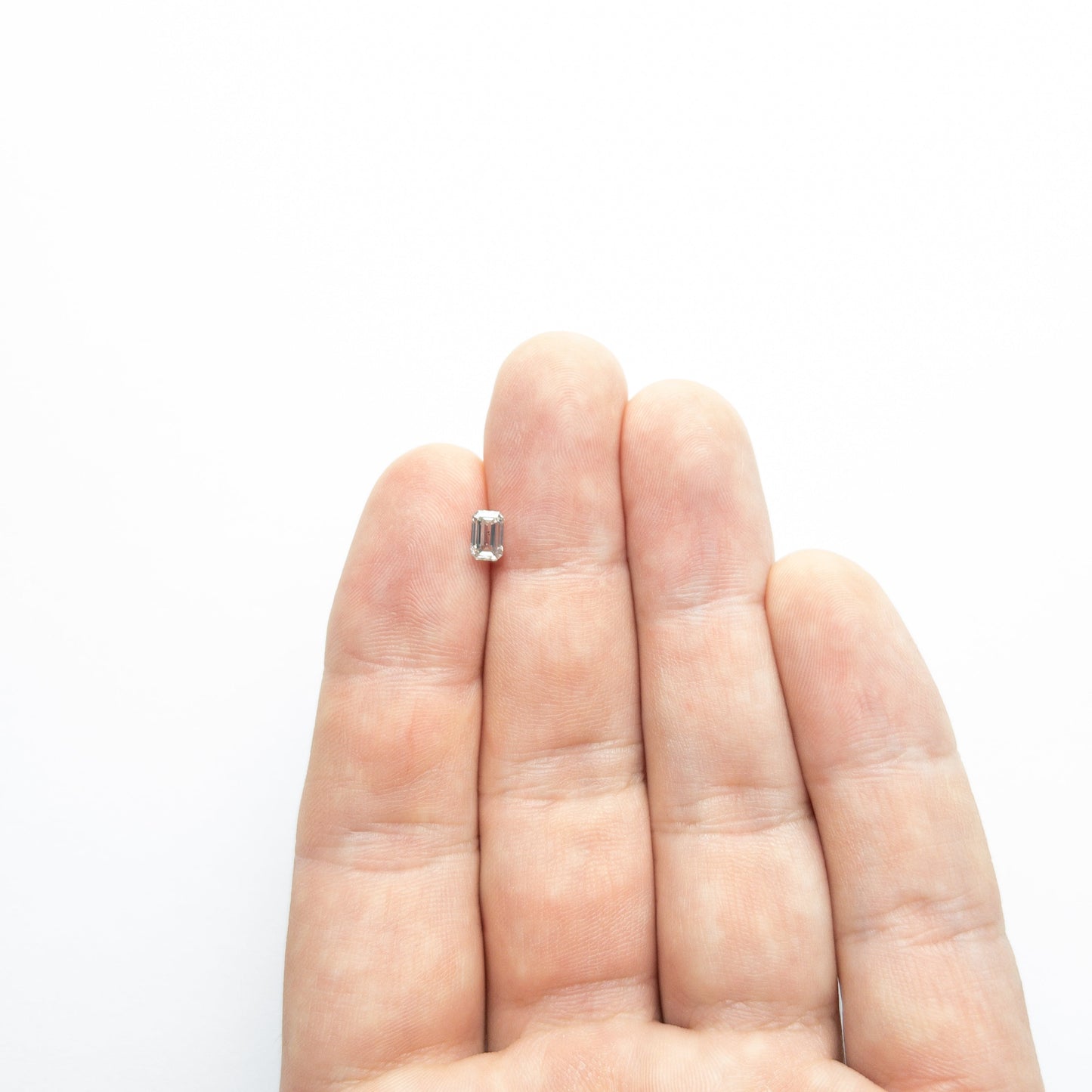 0.52ct 5.68x3.68x2.28mm SI2 ファンシー グレー カット コーナー レクタングル ステップ カット 19923-27