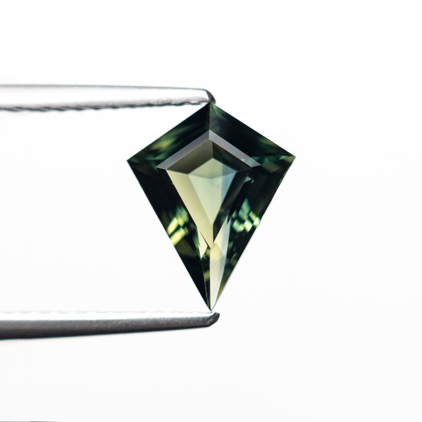 1.40ct 9.68x7.88x3.54mm カイトステップカットサファイア 22309-01