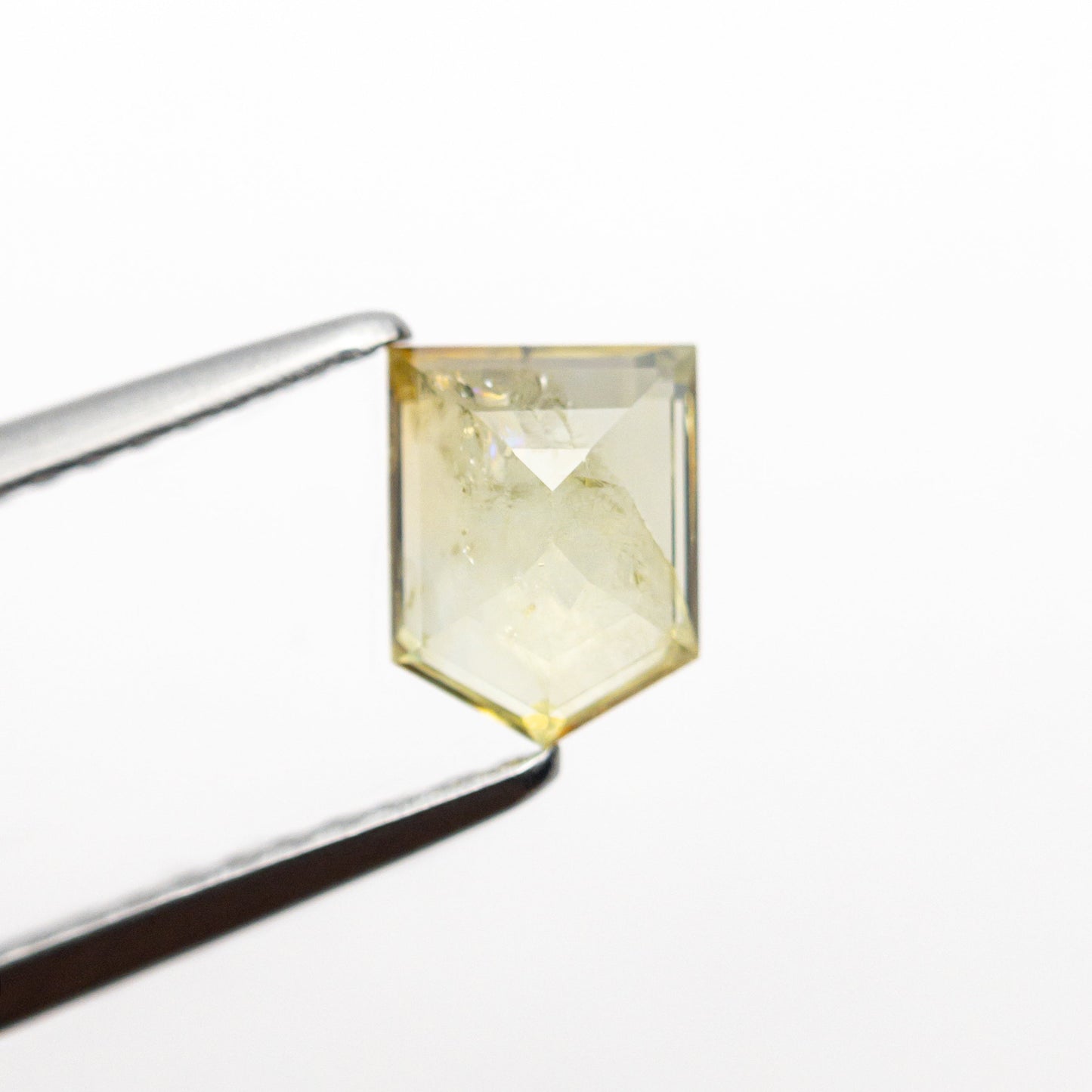 0.85ct 6.31x4.87x2.54mm シールド ローズカット サファイア 22434-115