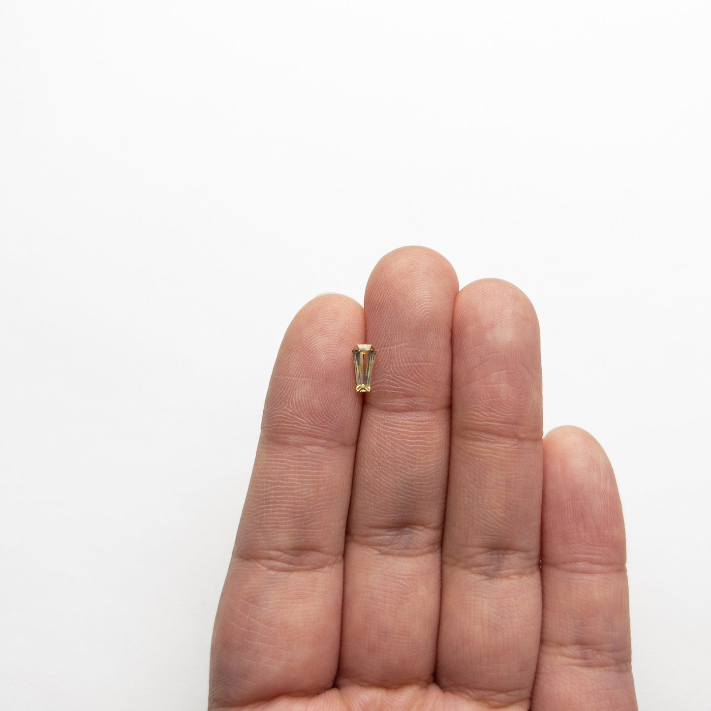 0.54ct 7.46x3.81x2.28mm コフィン ステップ カット サファイア 22832-01