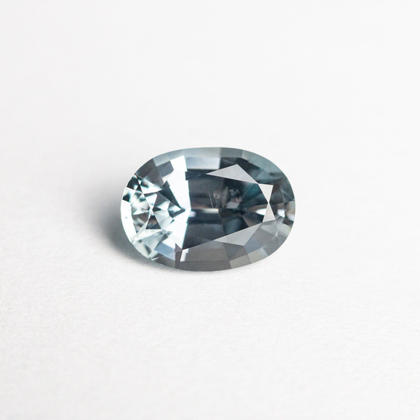 1.02ct 7.04x5.02x3.51mm オーバル ブリリアント サファイア 23447-37