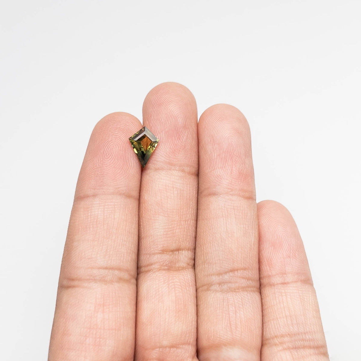 1.95カラット 11.07x8.04x3.95mm カイトステップカットサファイア 23490-01
