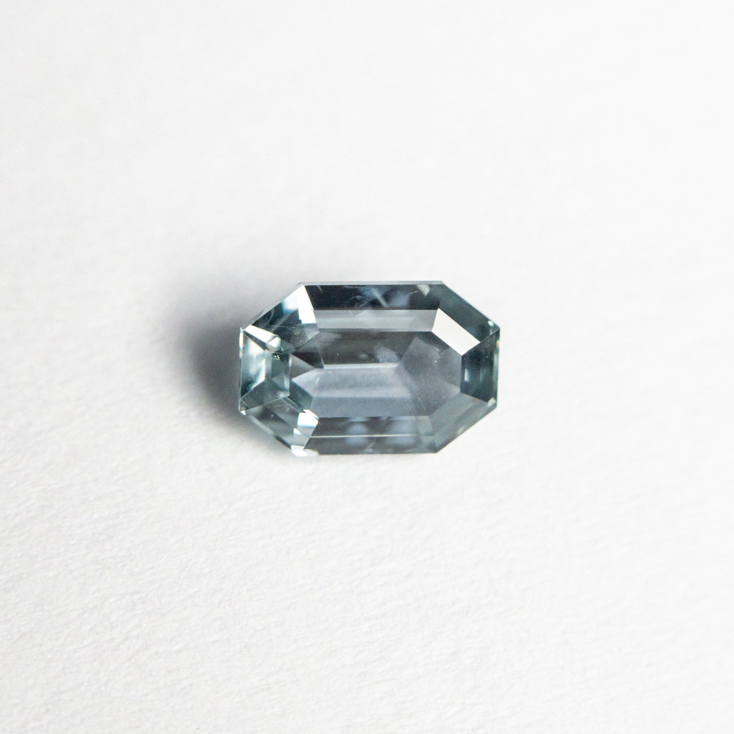 0.64ct 5.83x3.94x2.65mm カット コーナー レクタングル ステップ カット サファイア 23705-06
