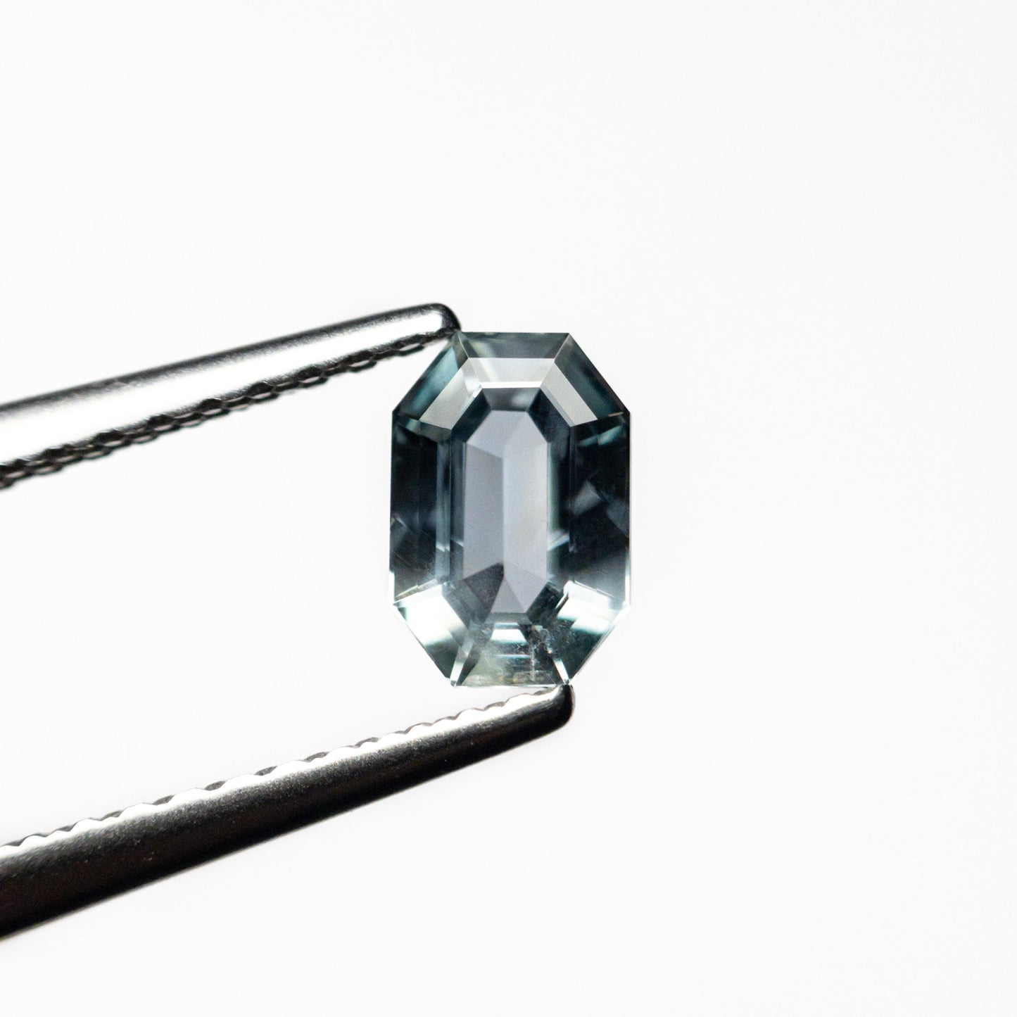 0.64ct 5.83x3.94x2.65mm カット コーナー レクタングル ステップ カット サファイア 23705-06