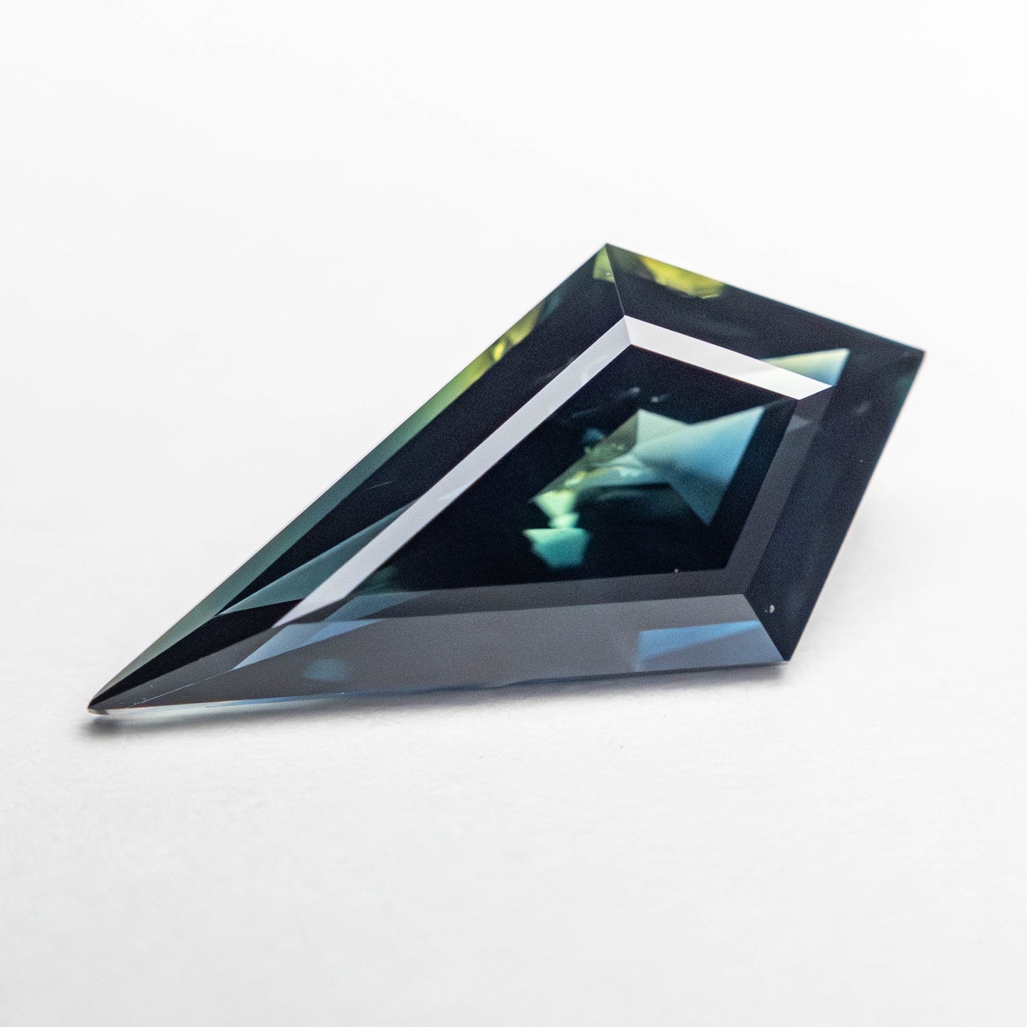 2.55ct 14.81x7.47x4.31mm カイト ステップ カット サファイア 23815-02