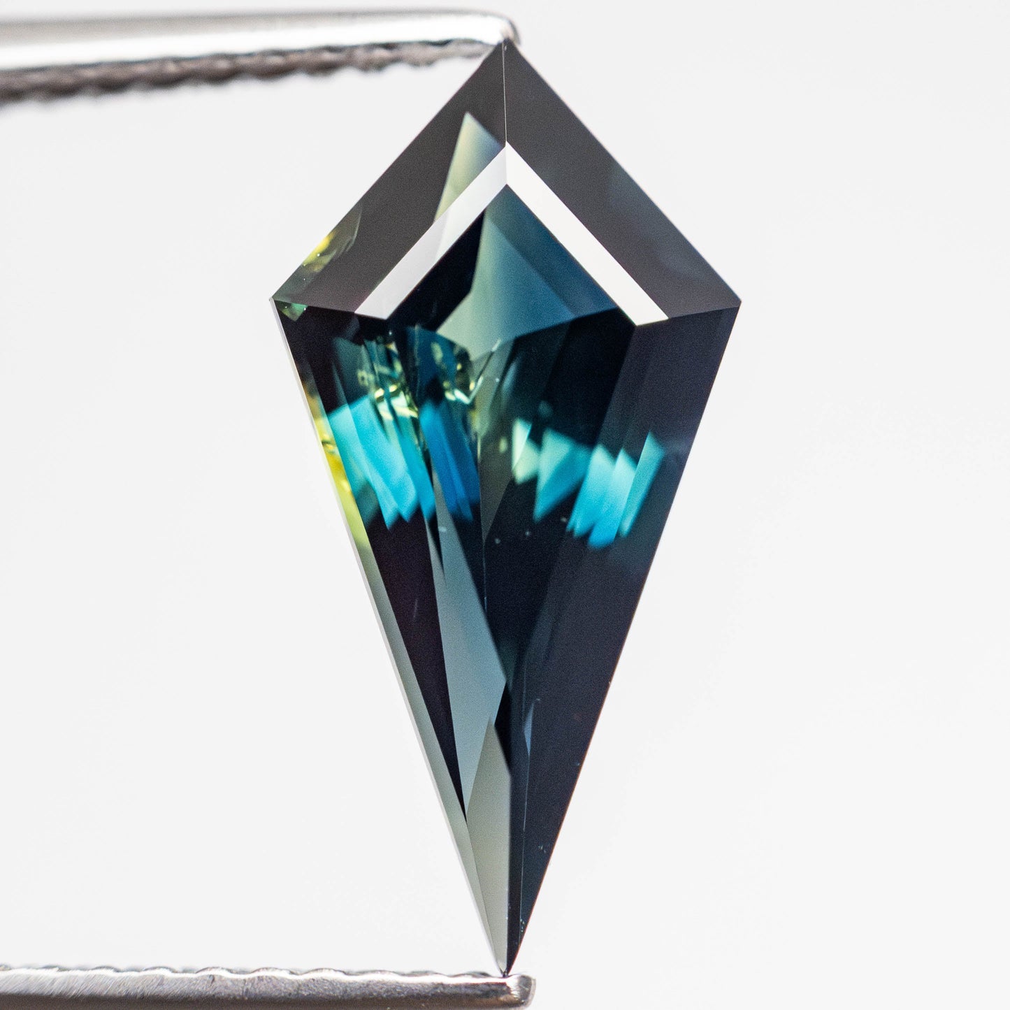 2.55ct 14.81x7.47x4.31mm カイト ステップ カット サファイア 23815-02