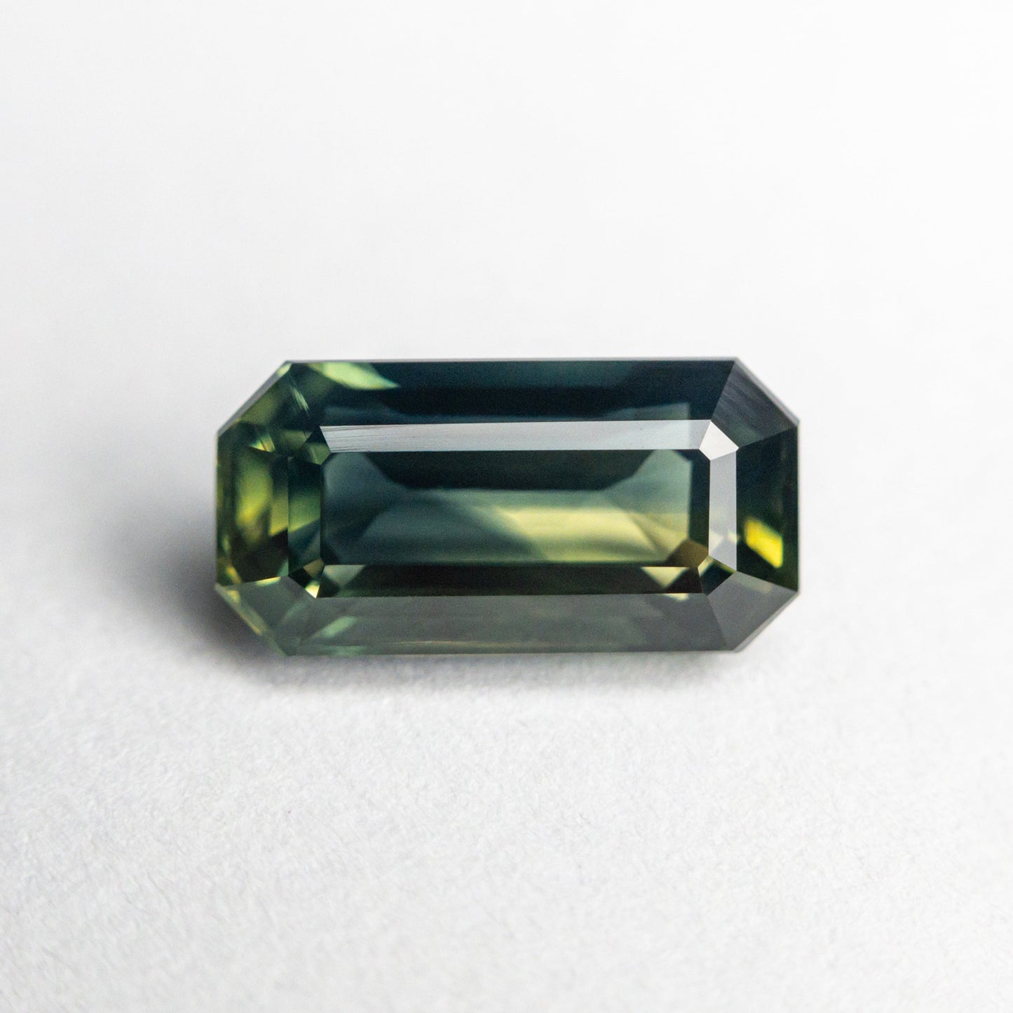 2.41ct 9.76x4.94x4.38mm カット コーナー レクタングル ステップ カット サファイア 23817-04