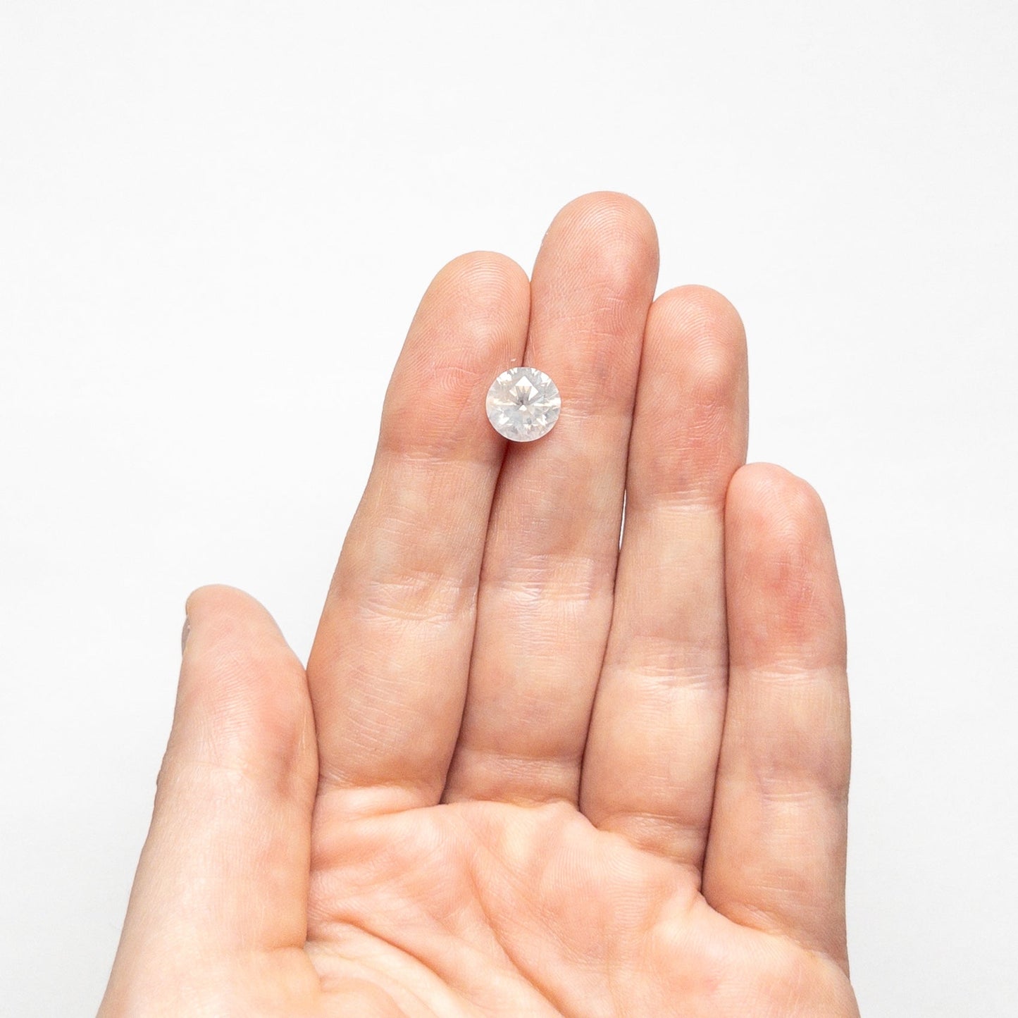 2.02ct 8.06x8.04x4.98mm ファンシー ホワイト ラウンド ブリリアント 24079-01