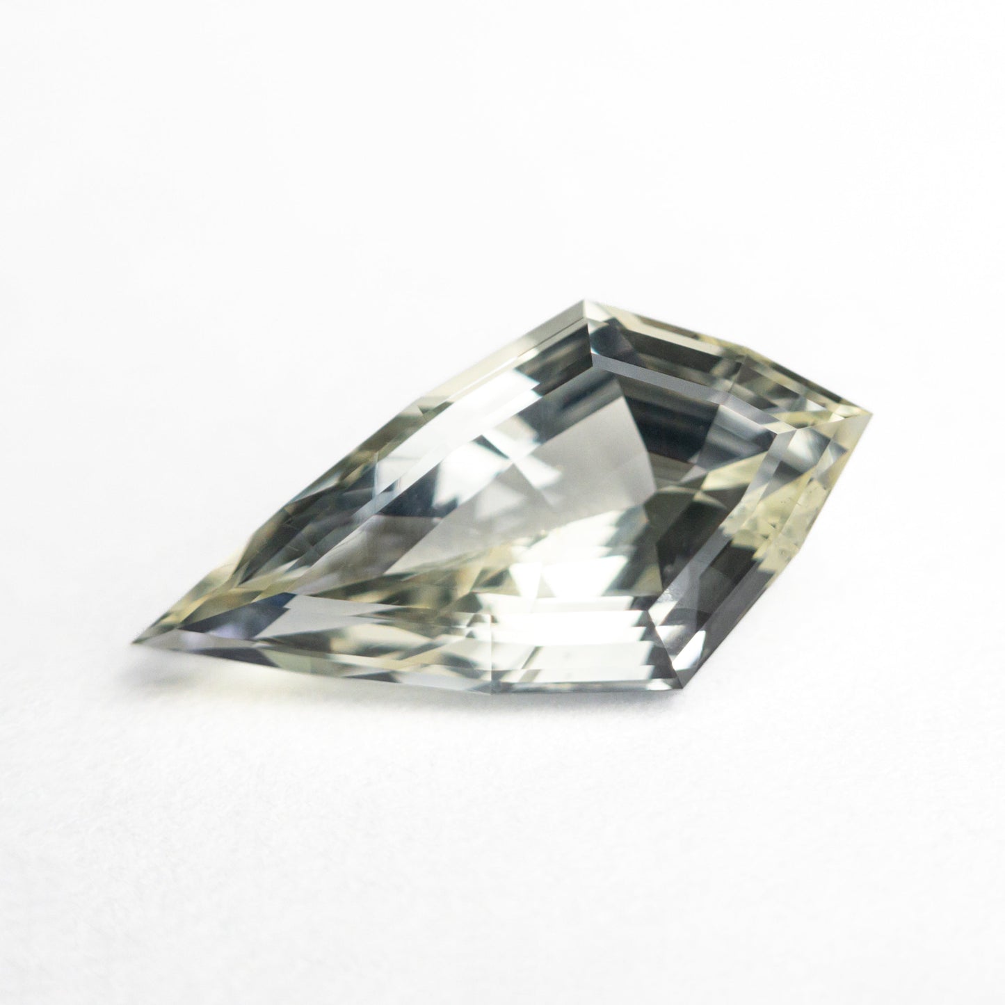 2.21ct 12.97x6.79x4.29mm カイト ステップ カット サファイア 24237-01