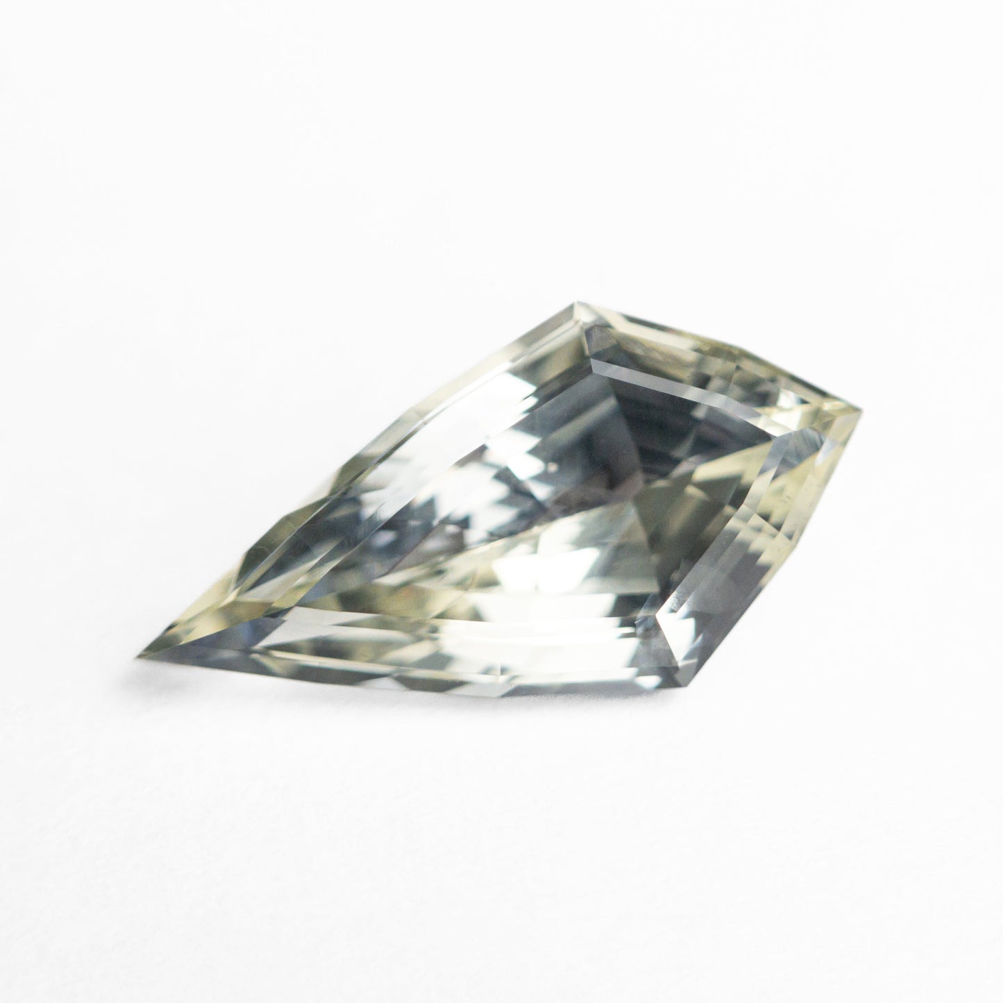 2.21ct 12.97x6.79x4.29mm カイト ステップ カット サファイア 24237-01