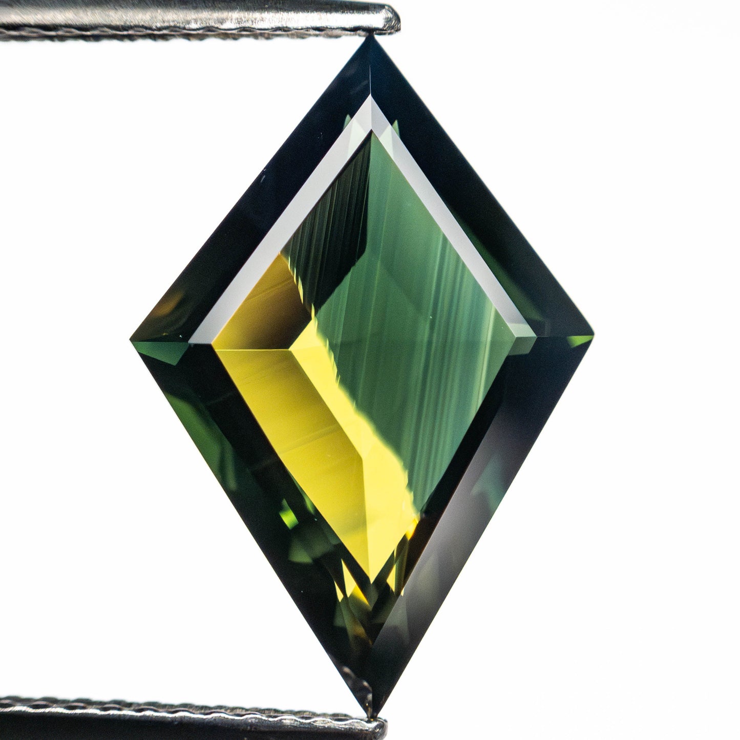 5.39ct 17.12x11.81x4.78mm カイトステップカットサファイア 25063-01