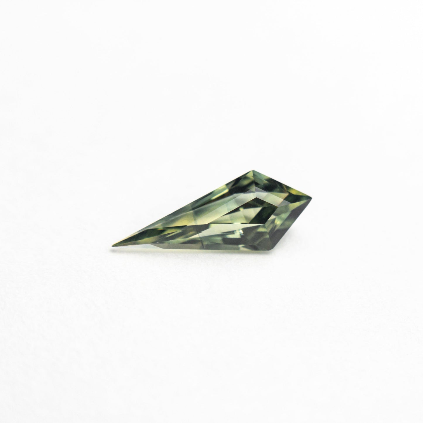 0.42ct 9.15x3.66x2.66mm カイトステップカットサファイア 25196-01