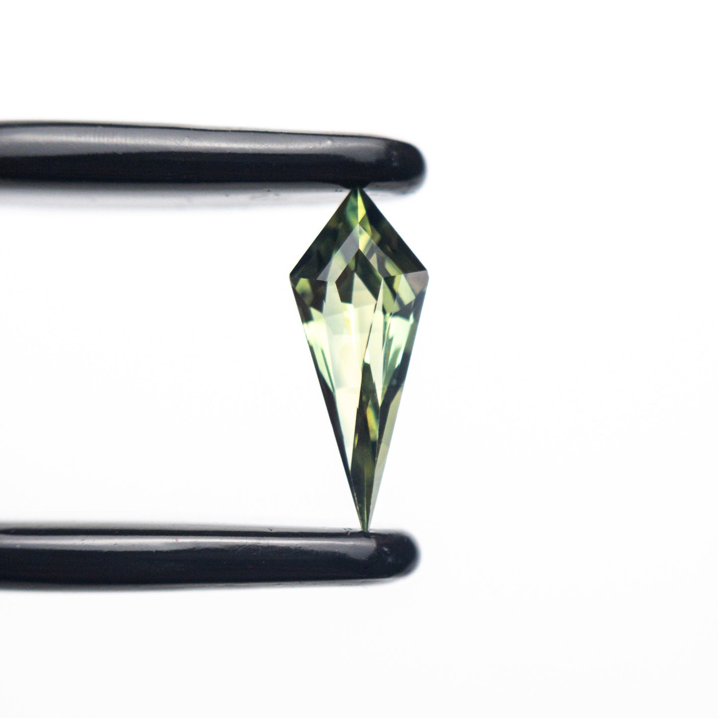 0.42ct 9.15x3.66x2.66mm カイトステップカットサファイア 25196-01