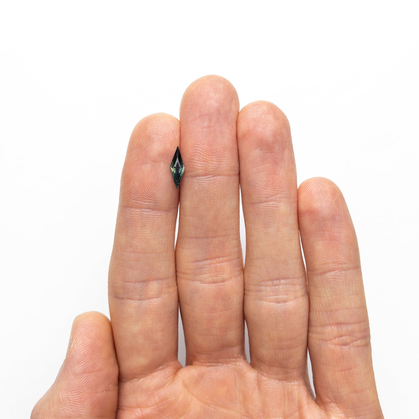 0.55ct 11.81x3.99x2.27mm ロゼンジステップカットサファイア 25196-09