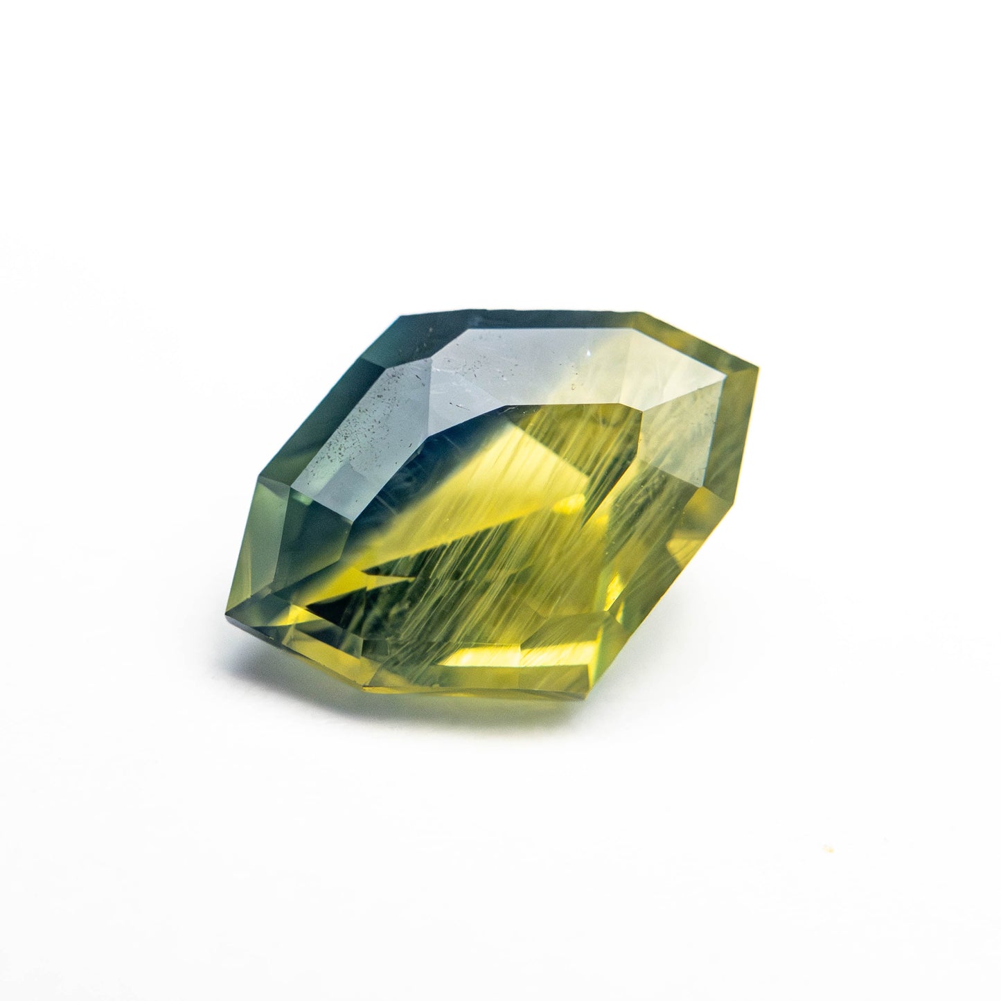 2.30ct 9.90x7.22x4.77mm ジオメトリックステップカットサファイア 25246-01