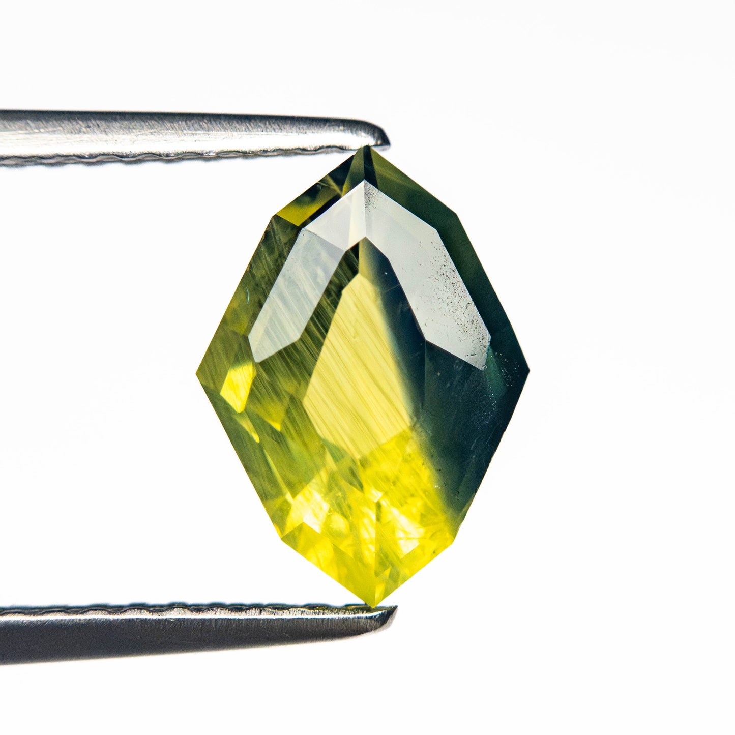 2.30ct 9.90x7.22x4.77mm ジオメトリックステップカットサファイア 25246-01