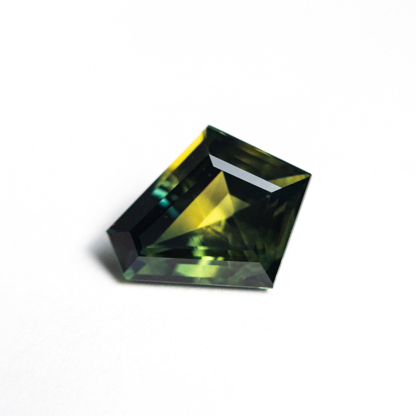 2.28ct 9.93x8.31x4.51mm シールドステップカットサファイア 25388-01