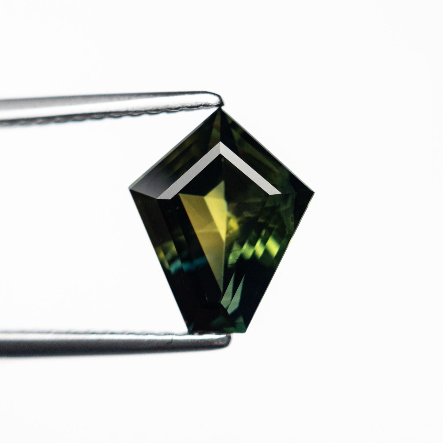2.28ct 9.93x8.31x4.51mm シールドステップカットサファイア 25388-01