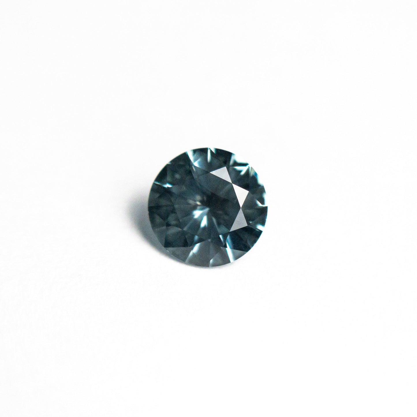 0.67ct 5.43x5.40x3.27mm ラウンドブリリアントサファイア 25400-01