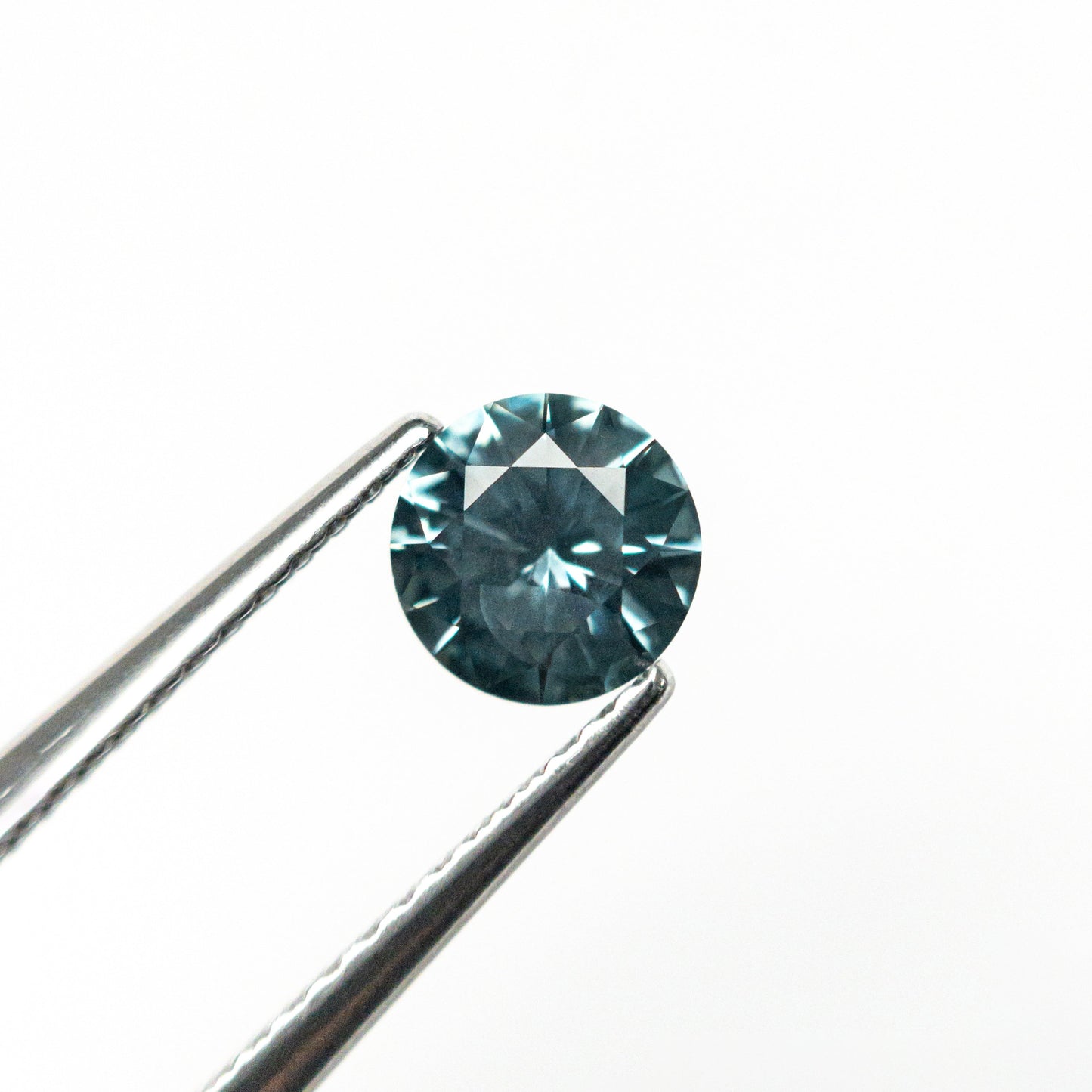 0.67ct 5.43x5.40x3.27mm ラウンドブリリアントサファイア 25400-01