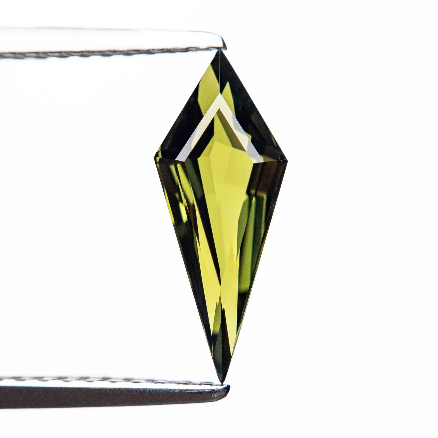 1.26ct 12.63x5.08x3.16mm カイトステップカットサファイア 25739-02