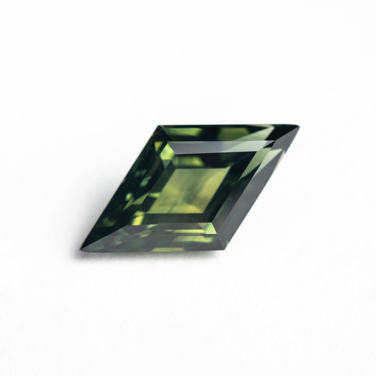 2.51ct 13.06x7.33x4.52mm ロゼンジステップカットサファイア 25765-01