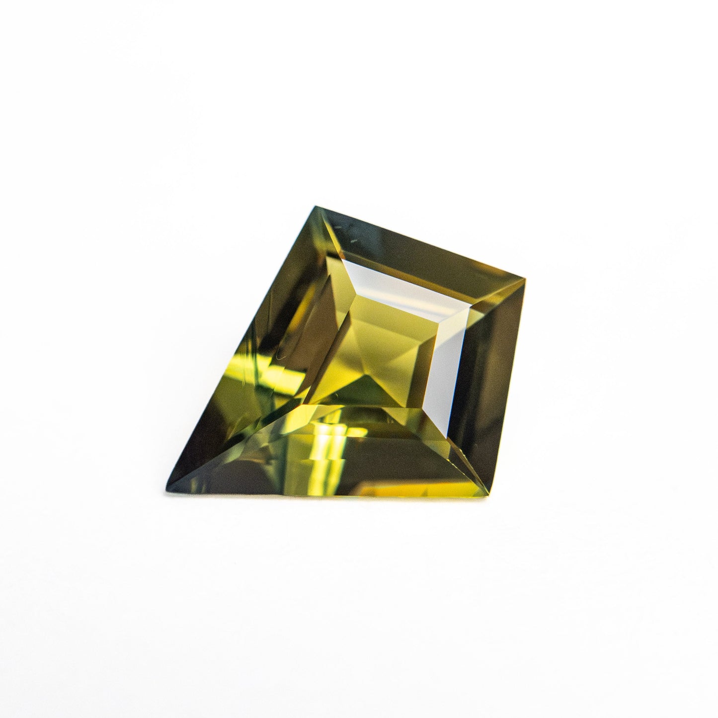 1.10ct 9.56x7.80x3.22mm カイトステップカットサファイア 25767-01