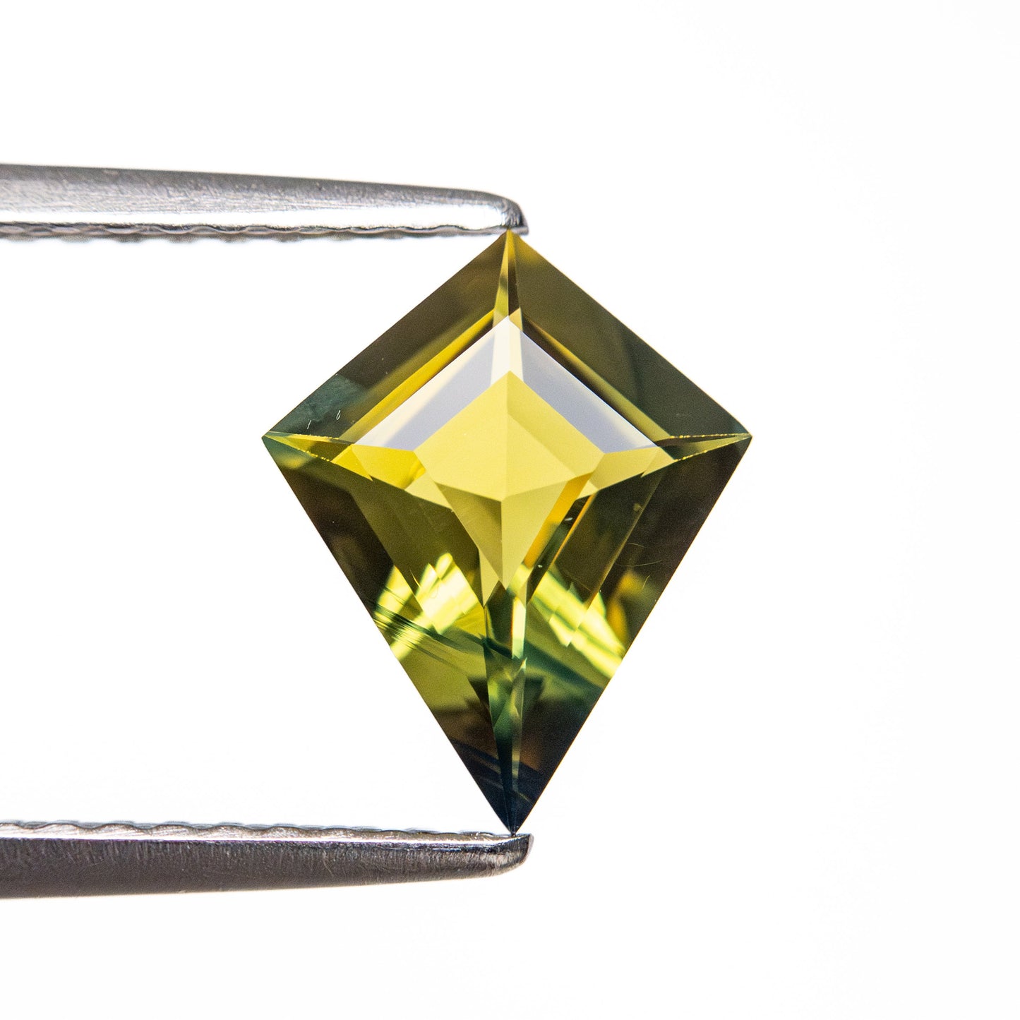 1.10ct 9.56x7.80x3.22mm カイトステップカットサファイア 25767-01