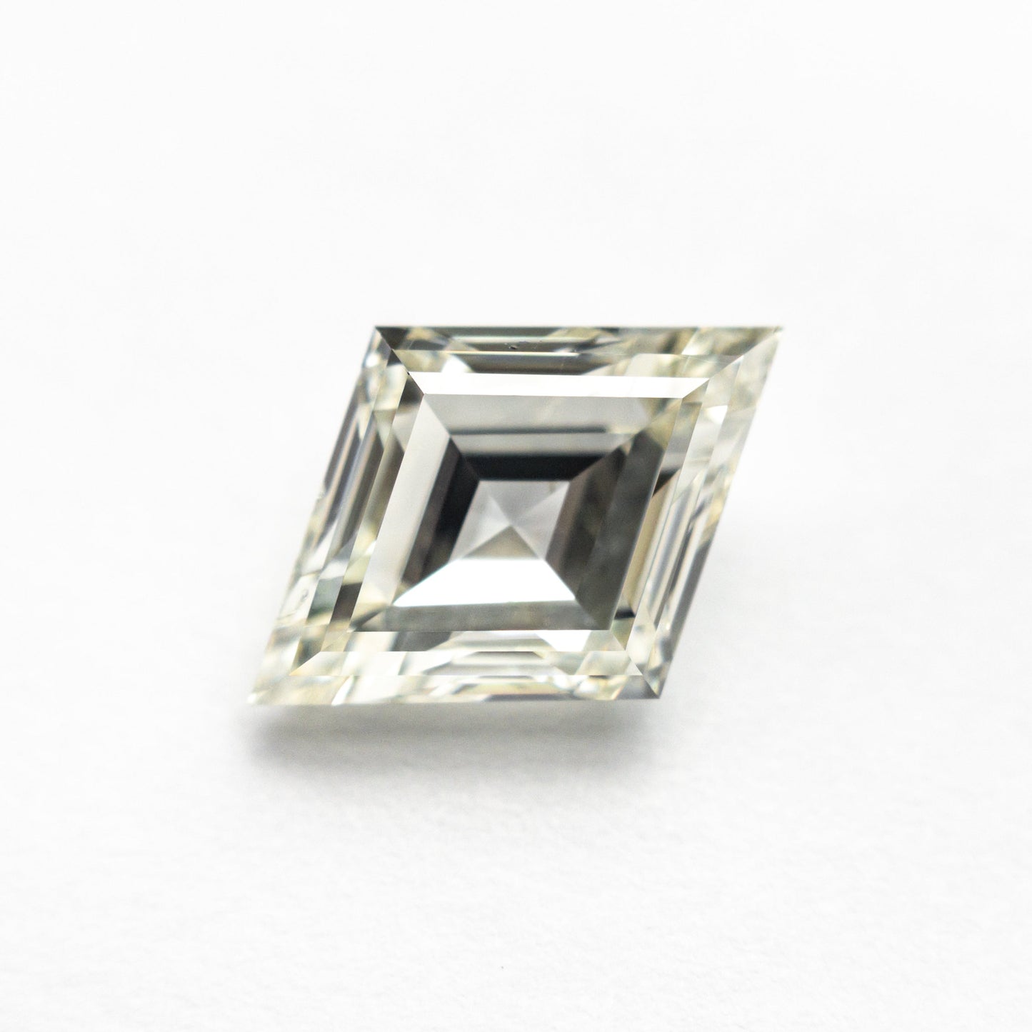 2.12ct 11.62x8.29x4.22mm GIA SI2 N ロゼンジ ステップ カット 25913-01