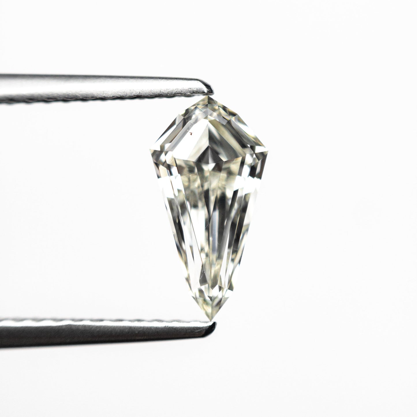 0.91ct 9.95x5.23x2.88mm SI1 K シールド ステップカット 25955-01
