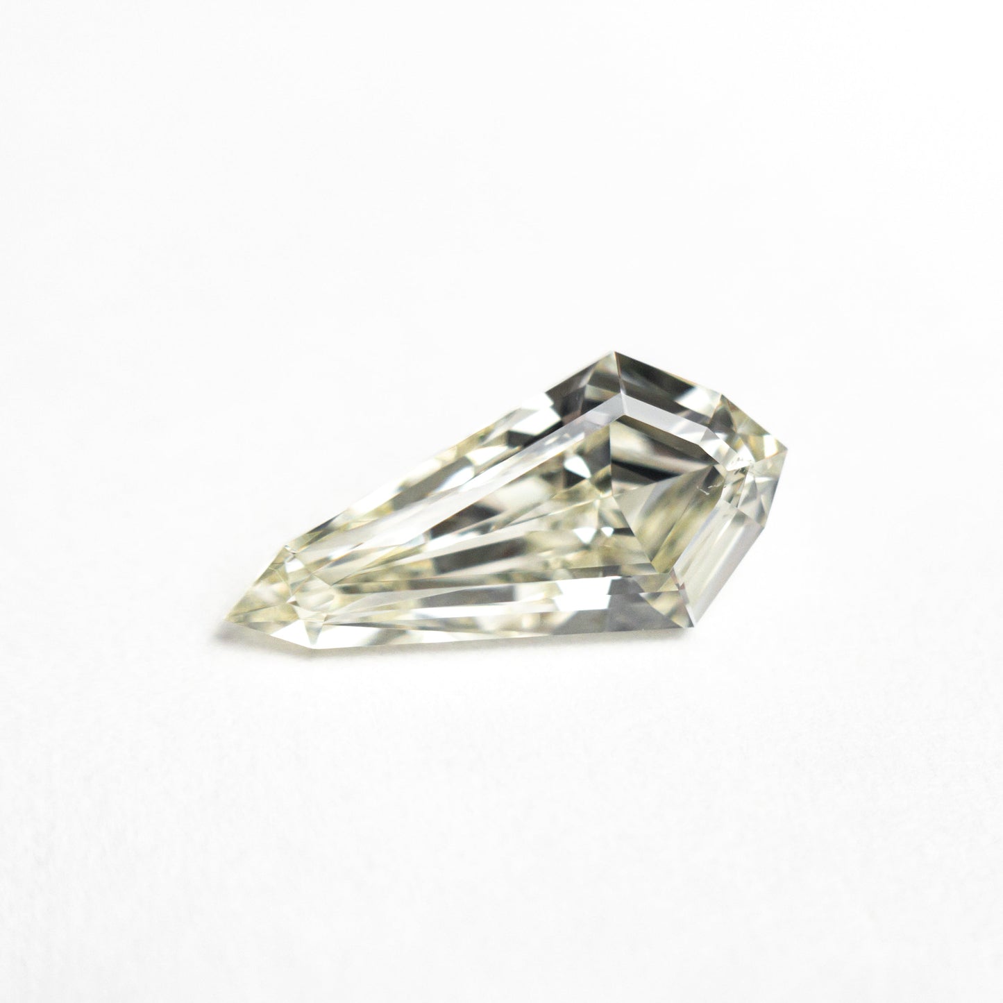 1.00ct 10.72x5.26x3.06mm SI1 MN シールド ステップカット 25956-02