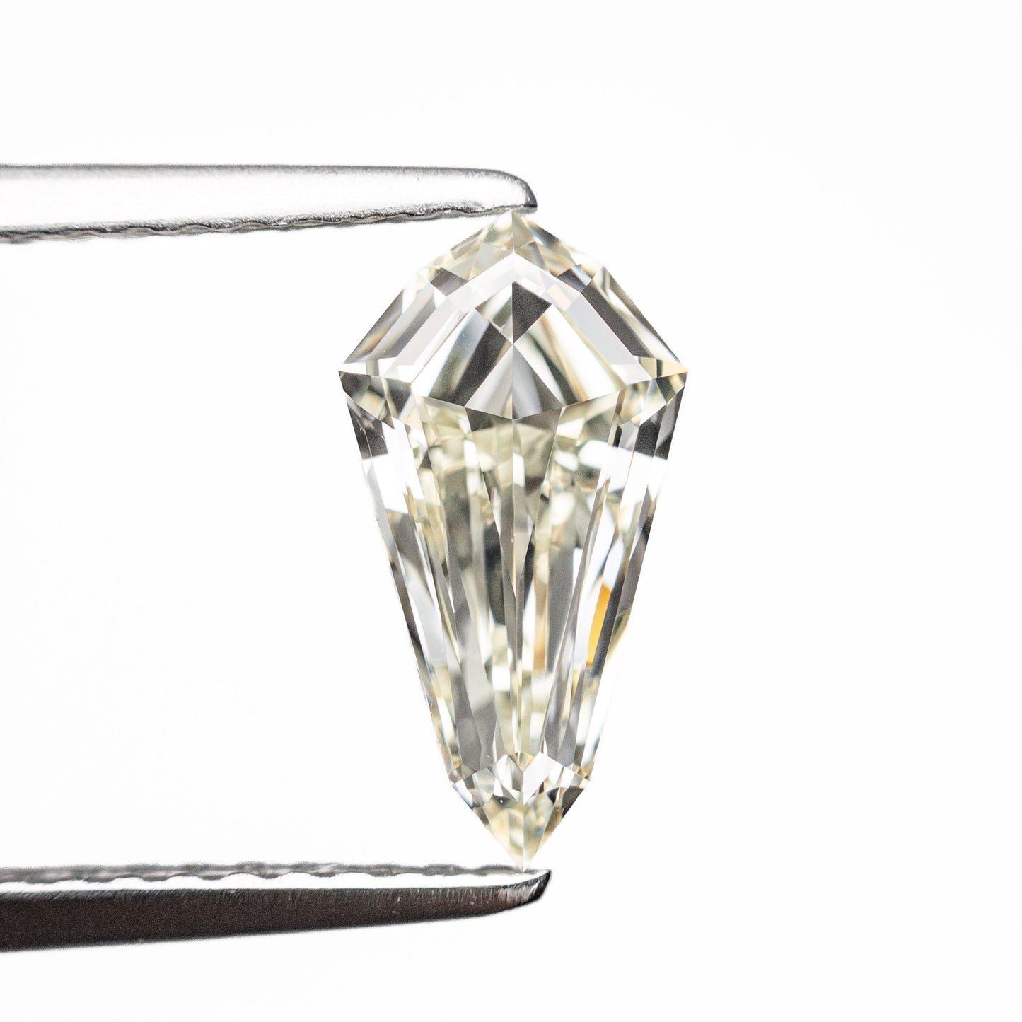 1.02ct 10.15x5.35x3.01mm VVS2 MN シールド ステップカット 25957-01