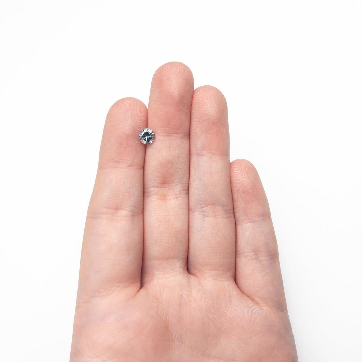 0.81ct 5.54x5.52x3.69mm ラウンドブリリアントカットサファイア 26134-04