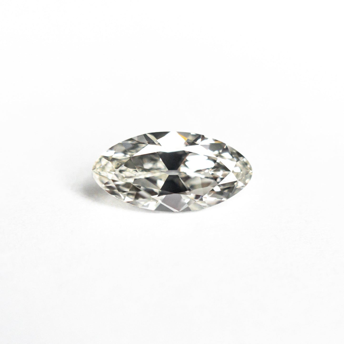 0.71ct 8.84x4.37x2.80mm VVS2 K モダンアンティーク ムーバルブリリアント 26540-02