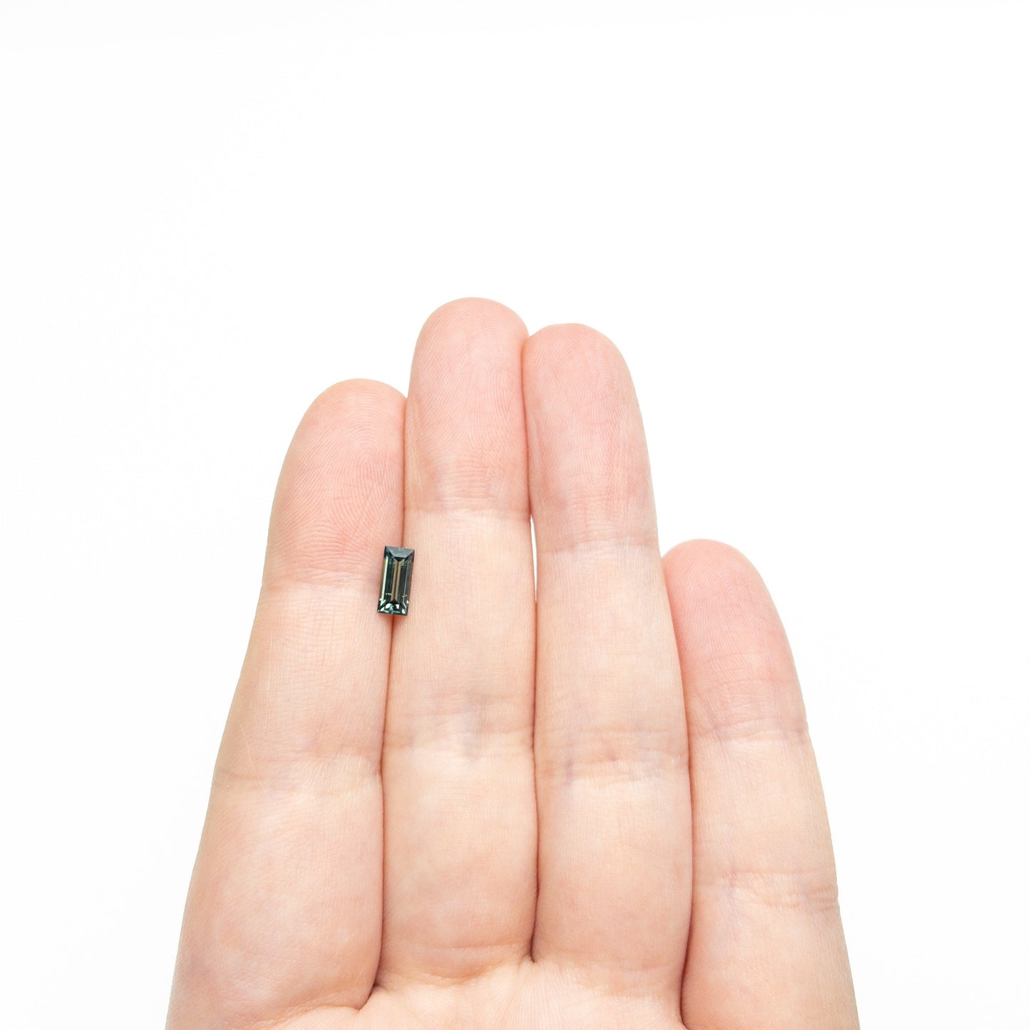 0.74カラット 7.27x3.44x2.54mm レクタングルステップカットサファイア 27336-44
