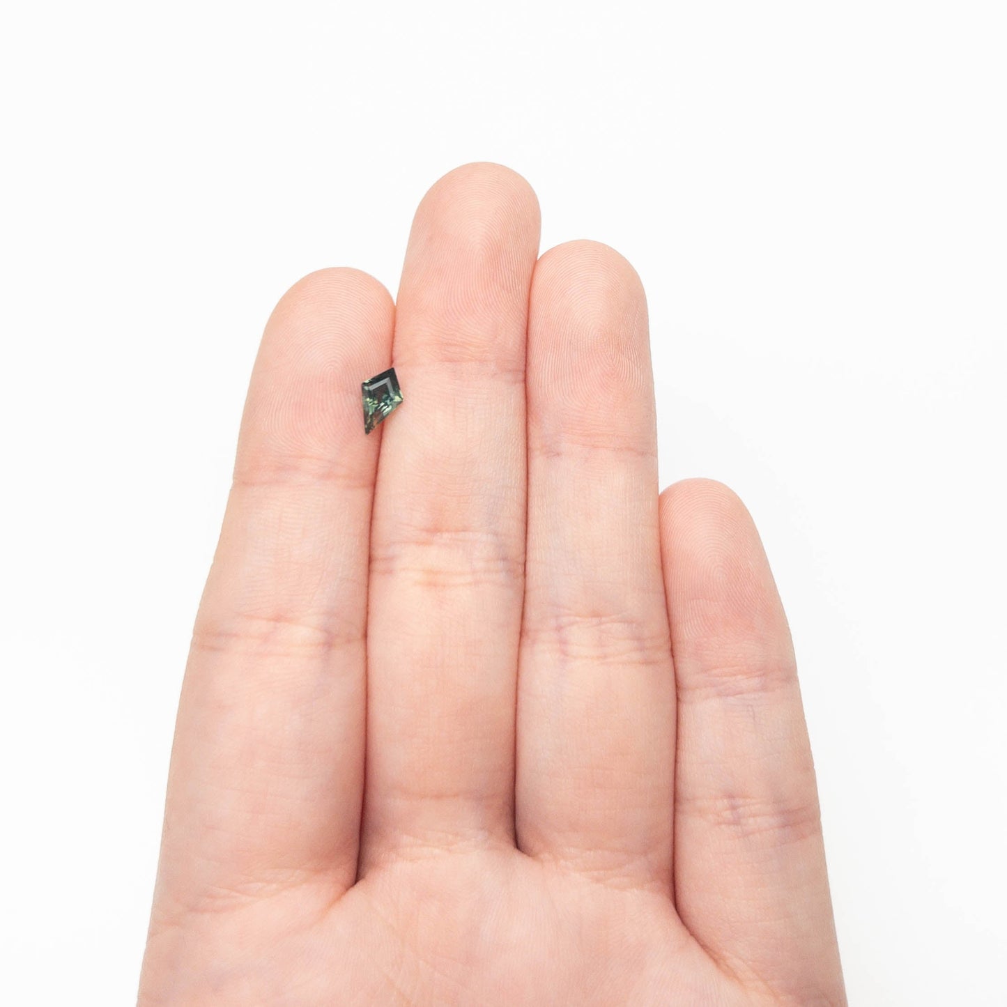 0.67ct 8.12x4.94x3.15mm カイトステップカットサファイア 27363-15