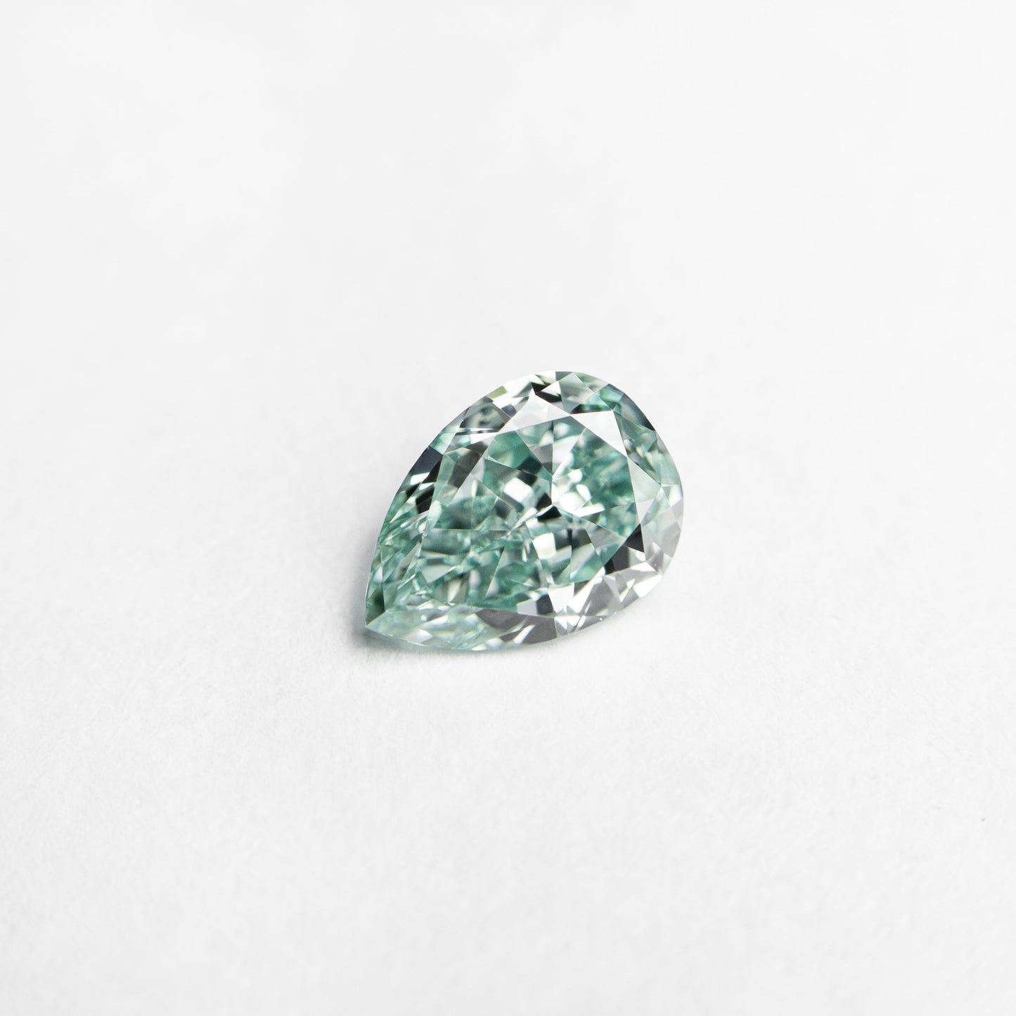 0.32ct 5.48x3.95x2.17mm GIA ファンシー ビビッド ブルーイッシュ グリーン ペア ブリリアント 24131-01