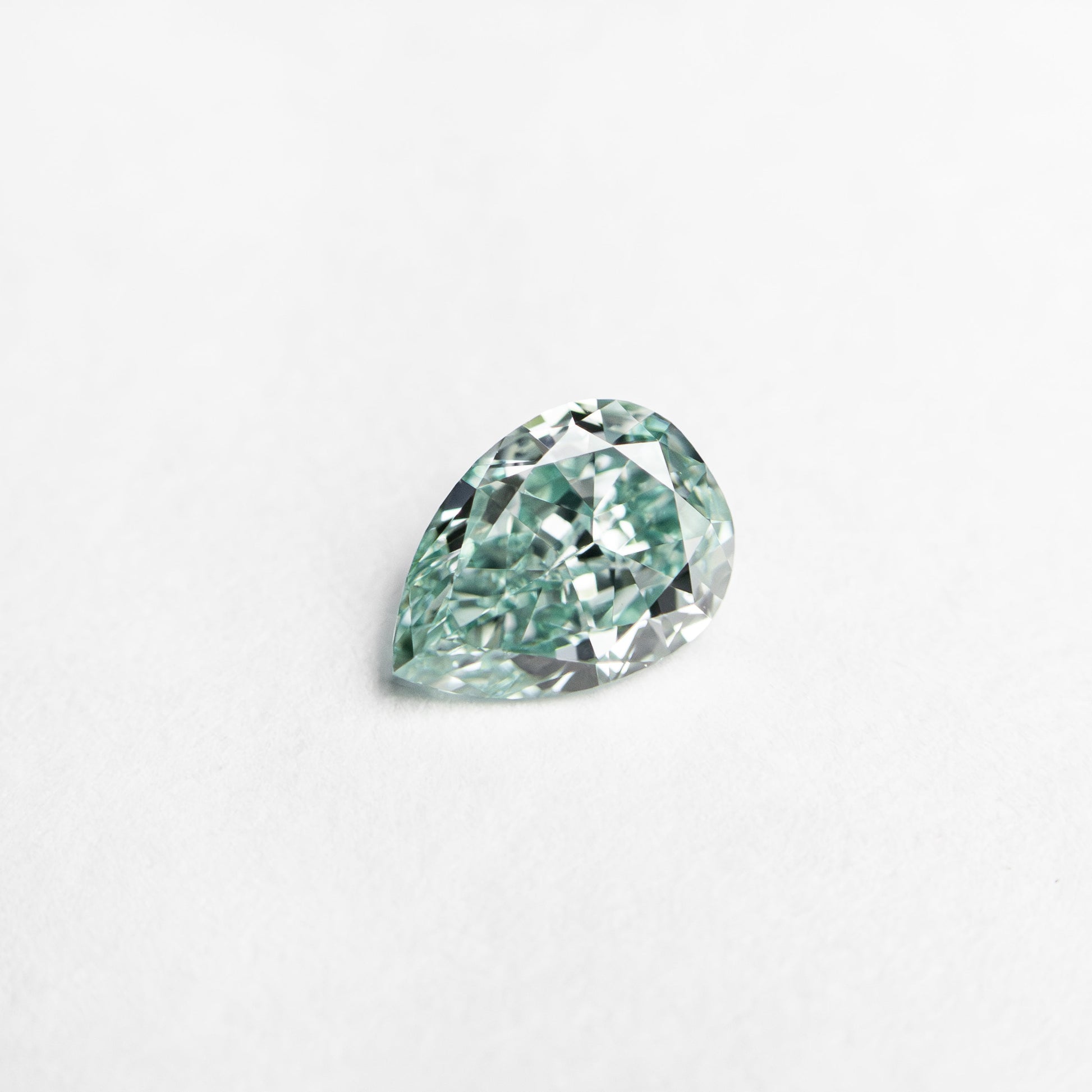 0.32ct 5.48x3.95x2.17mm GIA ファンシー ビビッド ブルーイッシュ グリーン ペア ブリリアント 24131-01