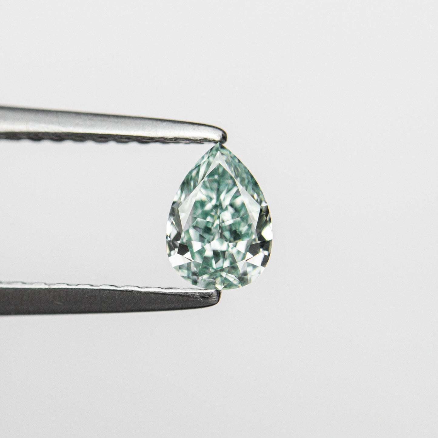 0.32ct 5.48x3.95x2.17mm GIA ファンシー ビビッド ブルーイッシュ グリーン ペア ブリリアント 24131-01