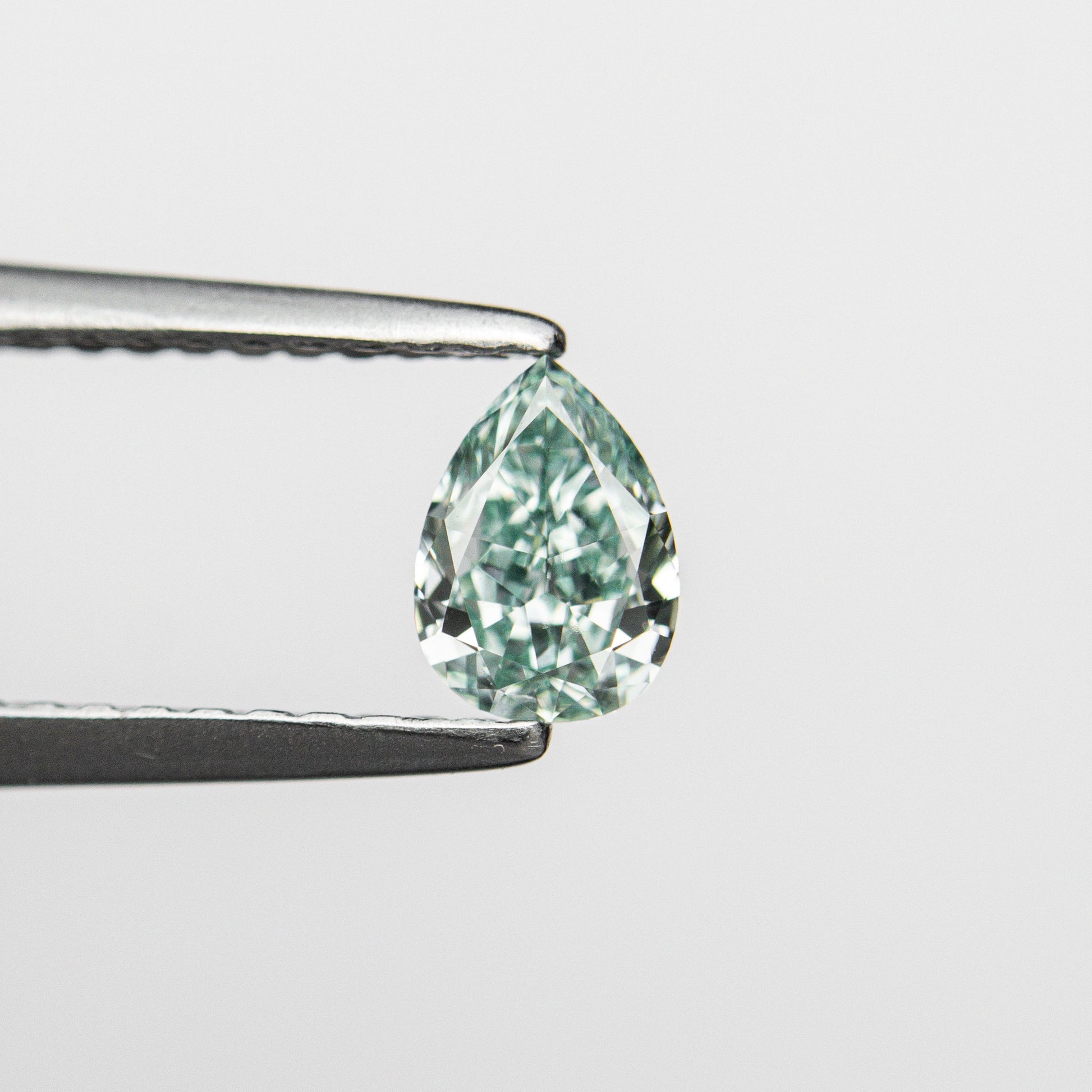 0.32ct 5.48x3.95x2.17mm GIA ファンシー ビビッド ブルーイッシュ グリーン ペア ブリリアント 24131-01