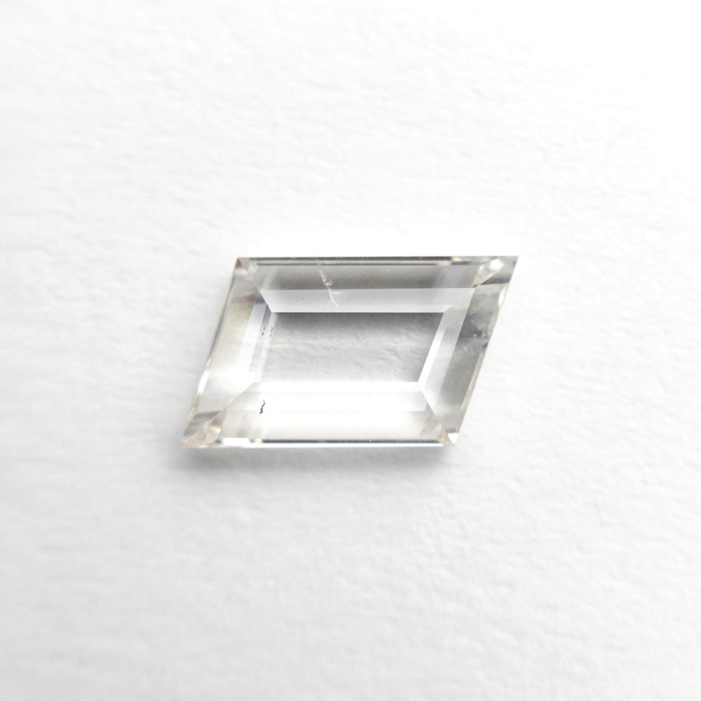 1.07ct 10.32x5.04x2.18mm 幾何学的なポートレート カット 18069-03