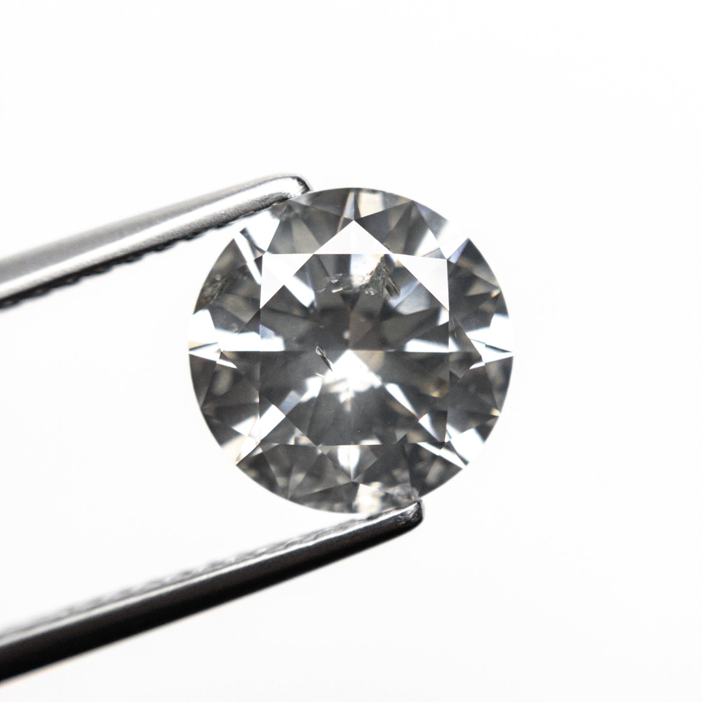 2.13ct 8.46x8.44x4.90mm ファンシー グレー ラウンド ブリリアント 18268-01