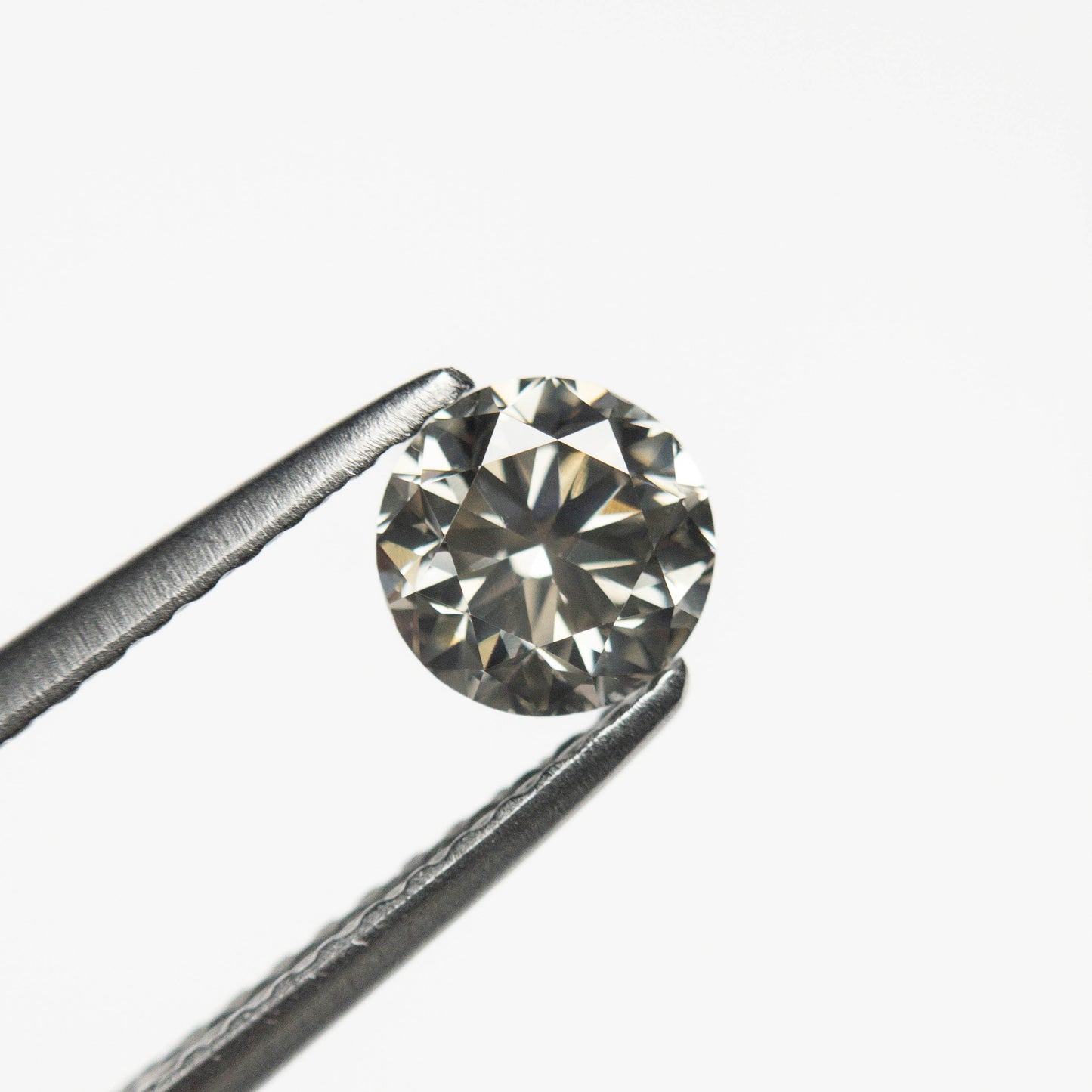 0.60ct 5.14x5.12x3.50mm ファンシーグレー ラウンドブリリアント 18968-17